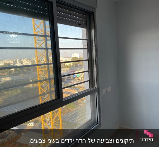 קיר צבוע בצבע בהיר ליד חלון גדול